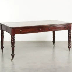 Bureau d'écriture anglais ancien de la fin du 19e siècle avec une couleur chaude.