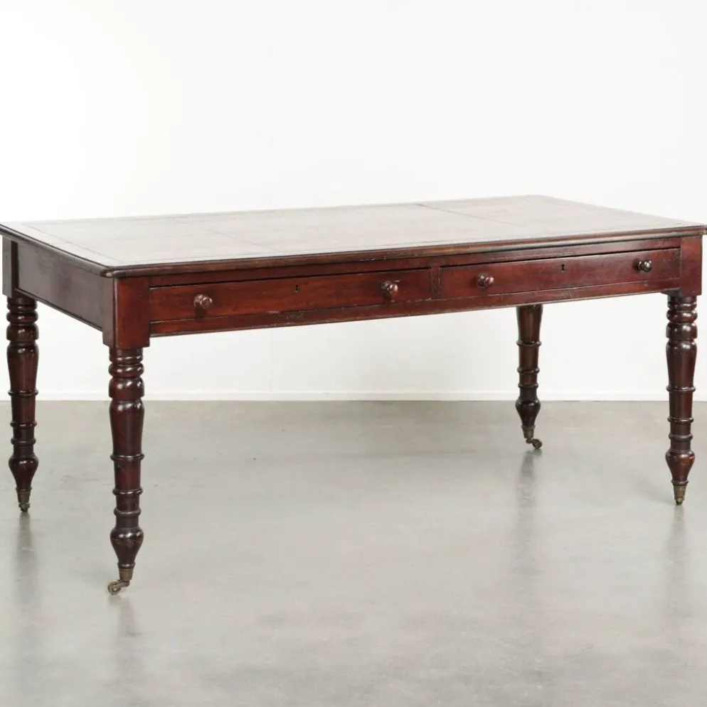 Bureau d'écriture anglais ancien de la fin du 19e siècle avec une couleur chaude.