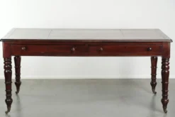 Bureau d'écriture anglais ancien de la fin du 19e siècle avec une couleur chaude.