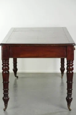 Bureau d'écriture anglais ancien de la fin du 19e siècle avec une couleur chaude.