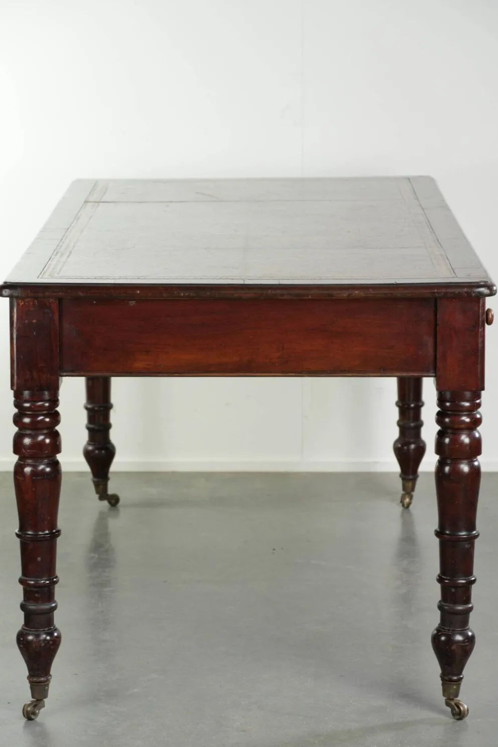 Bureau d'écriture anglais ancien de la fin du 19e siècle avec une couleur chaude.