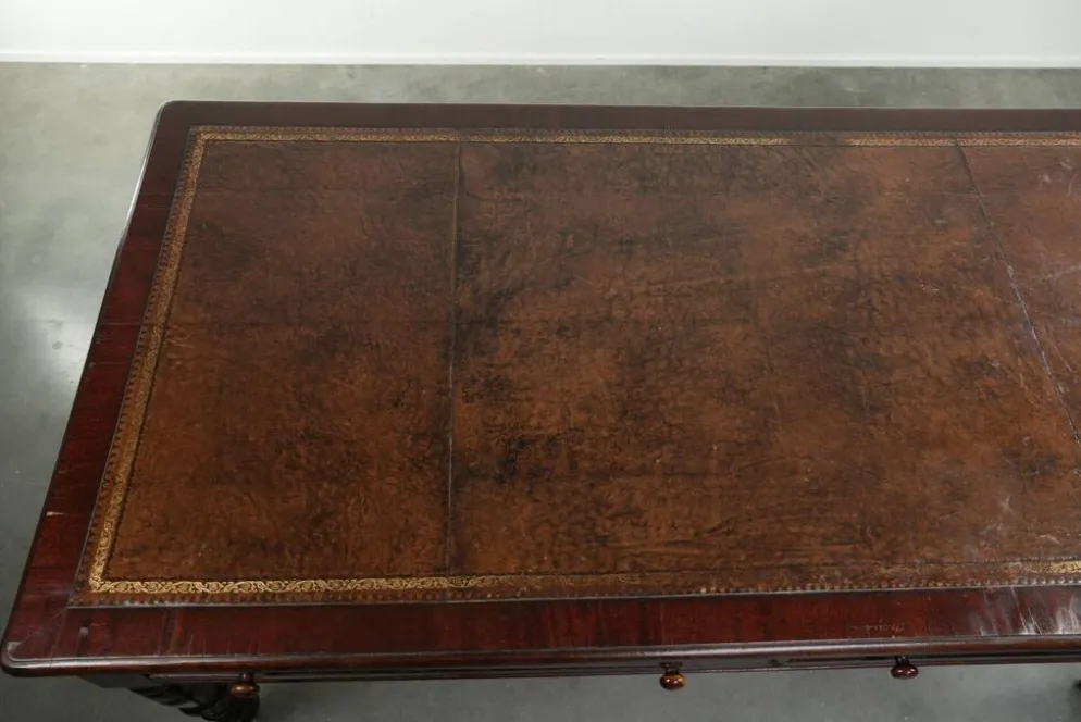 Bureau d'écriture anglais ancien de la fin du 19e siècle avec une couleur chaude.