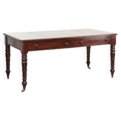 Bureau d'écriture anglais ancien de la fin du 19e siècle avec une couleur chaude.