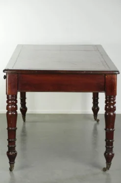 Bureau d'écriture anglais ancien de la fin du 19e siècle avec une couleur chaude.
