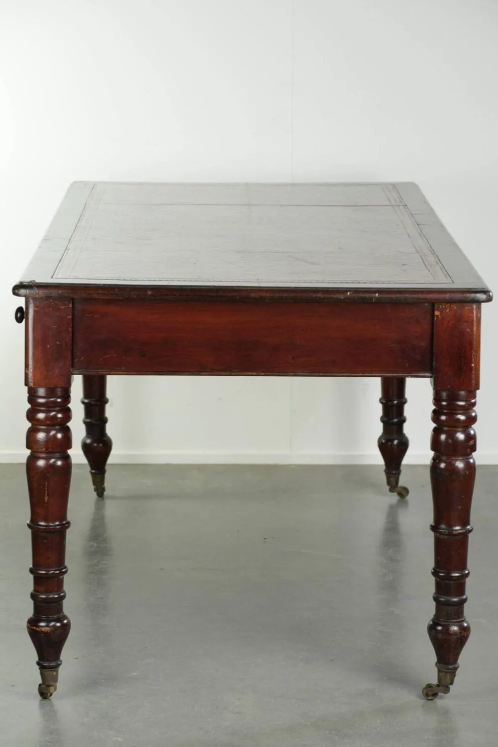 Bureau d'écriture anglais ancien de la fin du 19e siècle avec une couleur chaude.