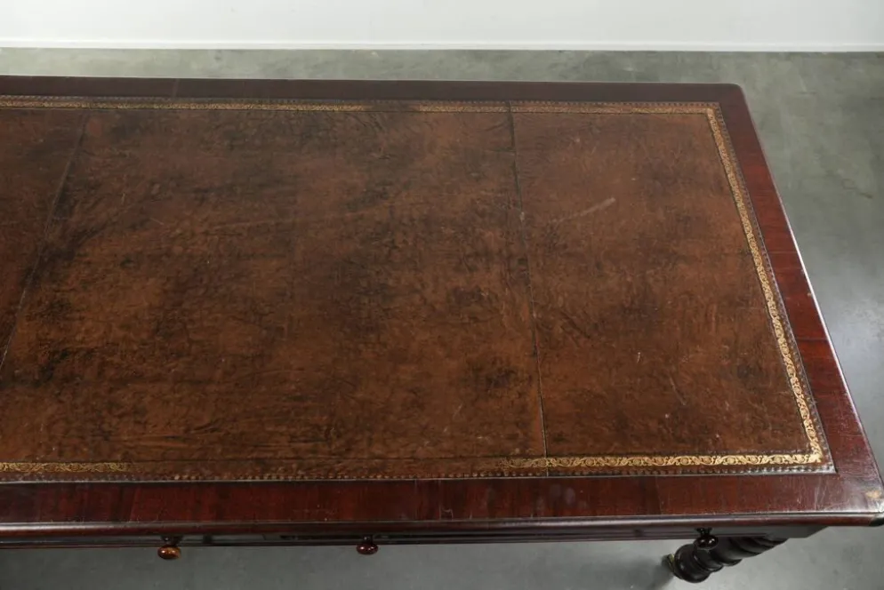 Bureau d'écriture anglais ancien de la fin du 19e siècle avec une couleur chaude.