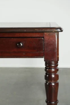 Bureau d'écriture anglais ancien de la fin du 19e siècle avec une couleur chaude.