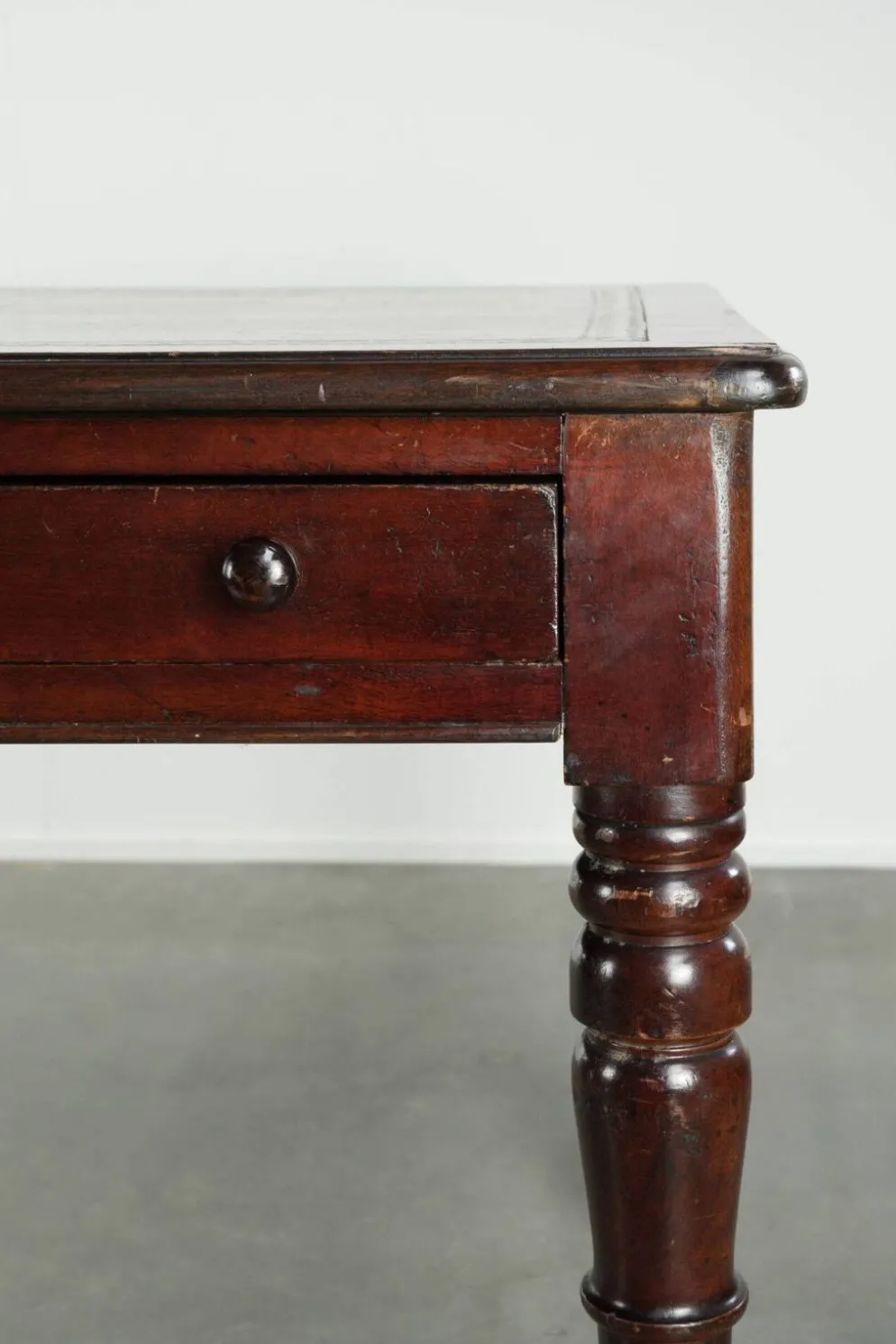 Bureau d'écriture anglais ancien de la fin du 19e siècle avec une couleur chaude.