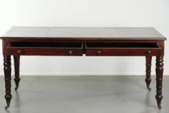 Bureau d'écriture anglais ancien de la fin du 19e siècle avec une couleur chaude.