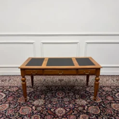 Bureau d'écriture anglais classique en cuir noir