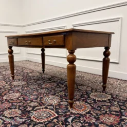 Bureau d'écriture anglais classique en cuir noir