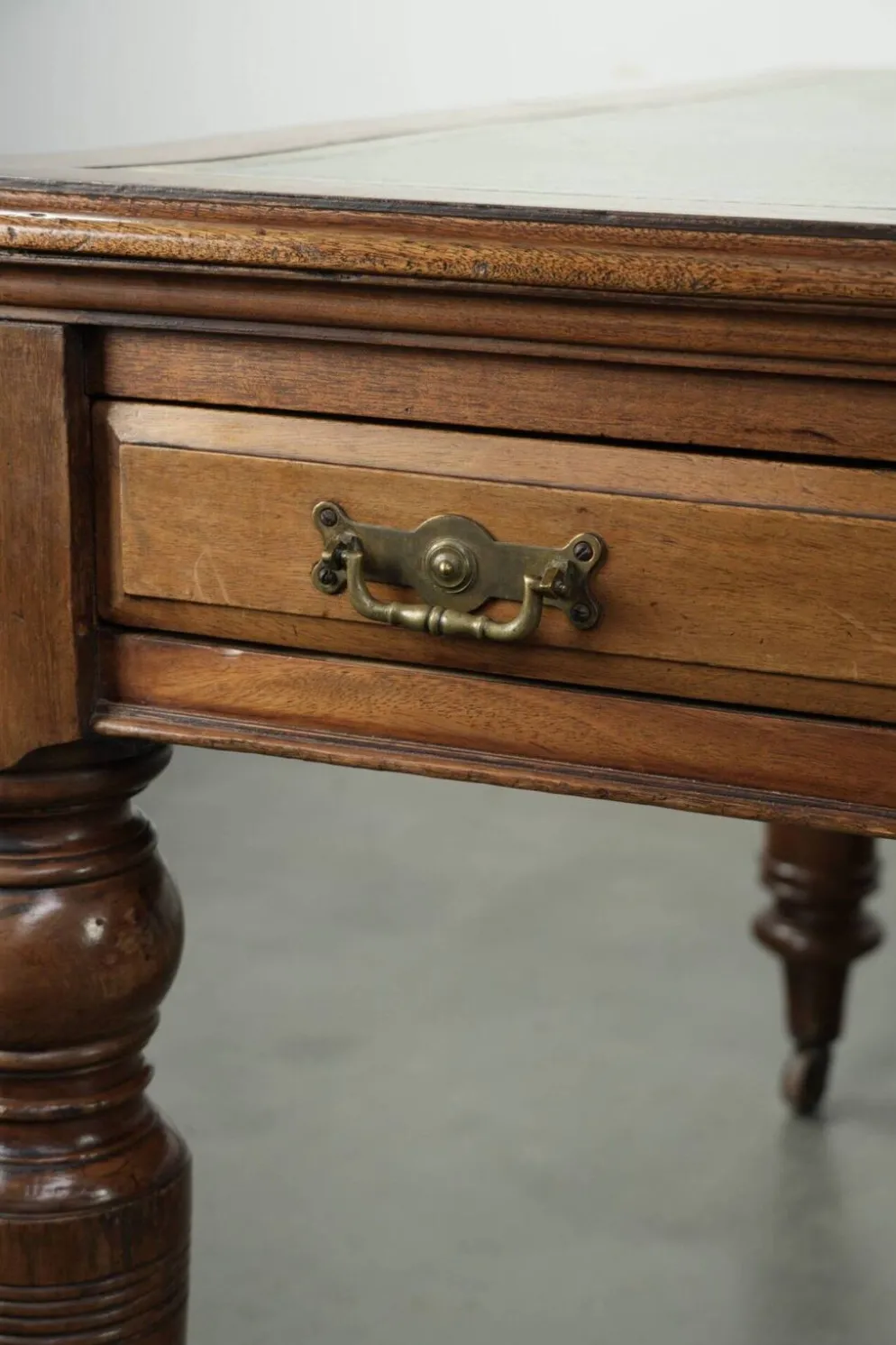 Bureau d'écriture antique anglais original du 19ème siècle.