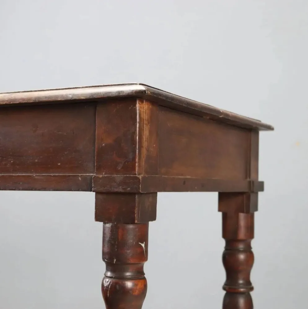 Bureau d’écriture en noyer avec pieds tournés - Italie XIXe siècle