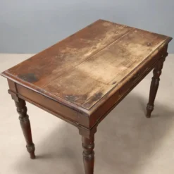 Bureau d’écriture en noyer avec pieds tournés - Italie XIXe siècle