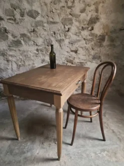 Bureau d'écriture français vintage en chêne avec chaise bistrot en hêtre, vers 1930