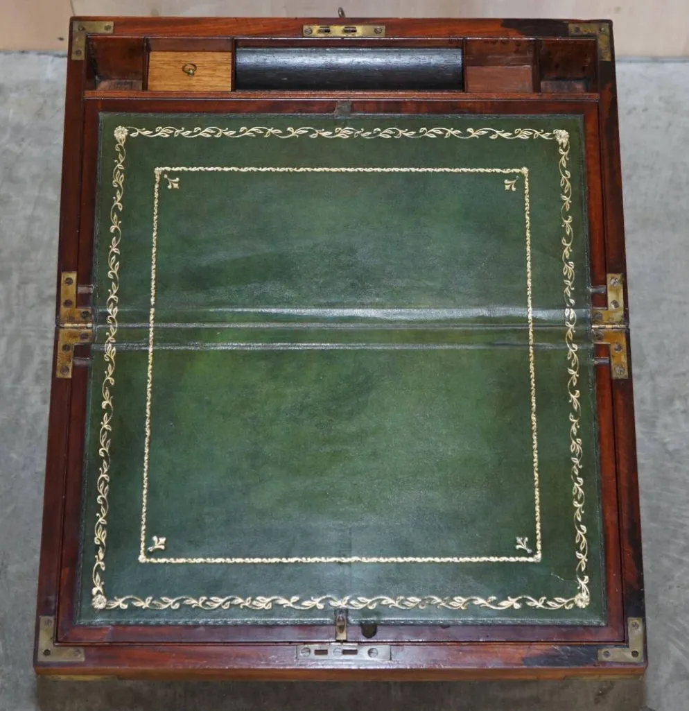 Bureau de campagne militaire en bois dur antique avec pente d'écriture