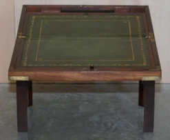 Bureau de campagne militaire en bois dur antique avec pente d'écriture
