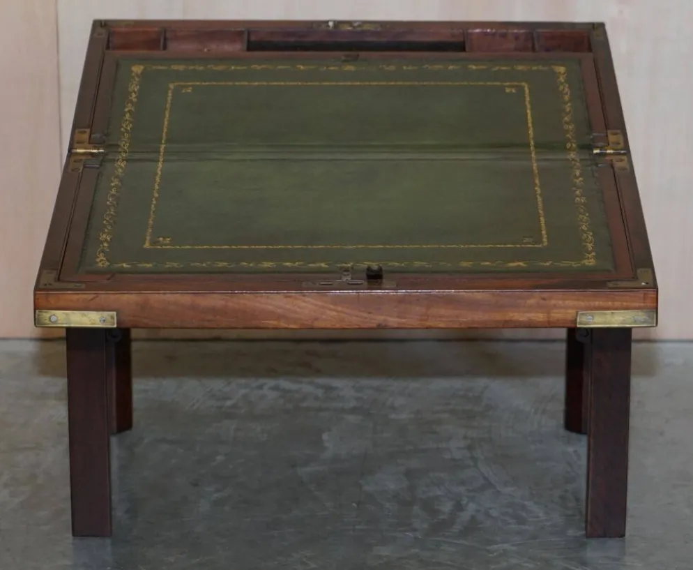 Bureau de campagne militaire en bois dur antique avec pente d'écriture