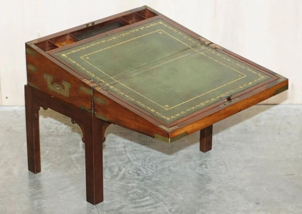 Bureau de campagne militaire en bois dur antique avec pente d'écriture