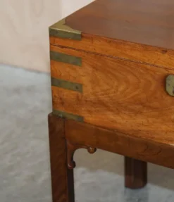 Bureau de campagne militaire en bois dur antique avec pente d'écriture