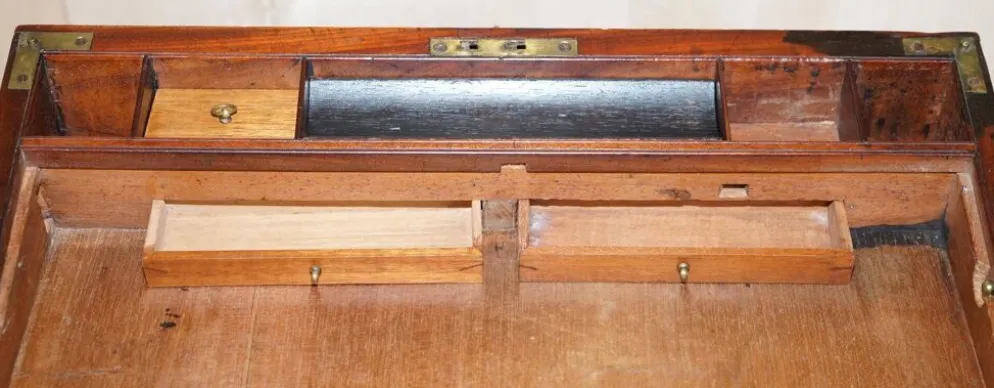 Bureau de campagne militaire en bois dur antique avec pente d'écriture