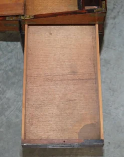 Bureau de campagne militaire en bois dur antique avec pente d'écriture