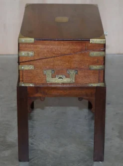 Bureau de campagne militaire en bois dur antique avec pente d'écriture