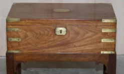 Bureau de campagne militaire en bois dur antique avec pente d'écriture