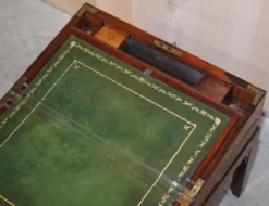 Bureau de campagne militaire en bois dur antique avec pente d'écriture