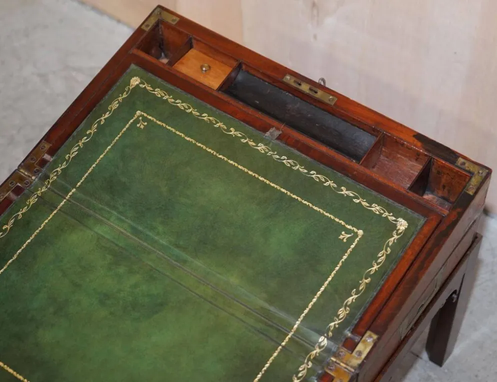 Bureau de campagne militaire en bois dur antique avec pente d'écriture