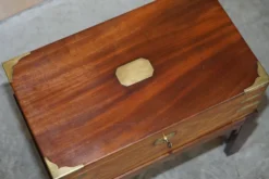 Bureau de campagne militaire en bois dur antique avec pente d'écriture