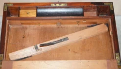 Bureau de campagne militaire en bois dur antique avec pente d'écriture