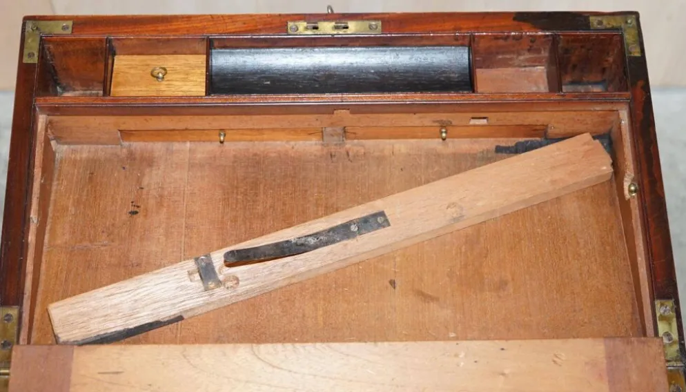 Bureau de campagne militaire en bois dur antique avec pente d'écriture