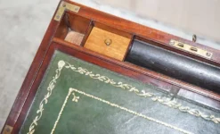 Bureau de campagne militaire en bois dur antique avec pente d'écriture