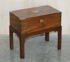 Bureau de campagne militaire en bois dur antique avec pente d'écriture