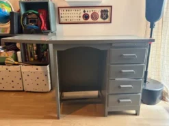 Bureau de comptable et sa chaise a patins de chez laurette