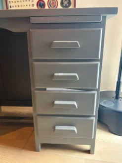 Bureau de comptable et sa chaise a patins de chez laurette