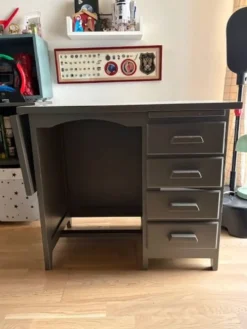Bureau de comptable et sa chaise a patins de chez laurette