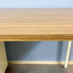 Bureau de médecin, métal laqué et aggloméré, années 1970
