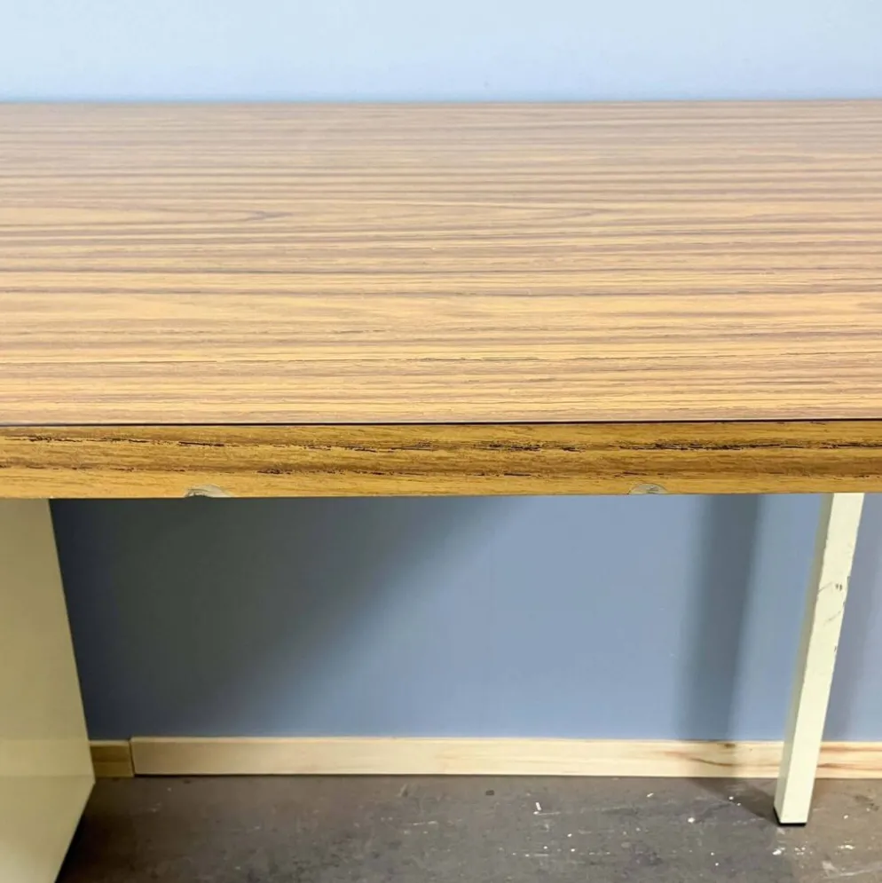 Bureau de médecin, métal laqué et aggloméré, années 1970