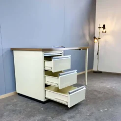 Bureau de médecin, métal laqué et aggloméré, années 1970