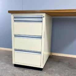 Bureau de médecin, métal laqué et aggloméré, années 1970