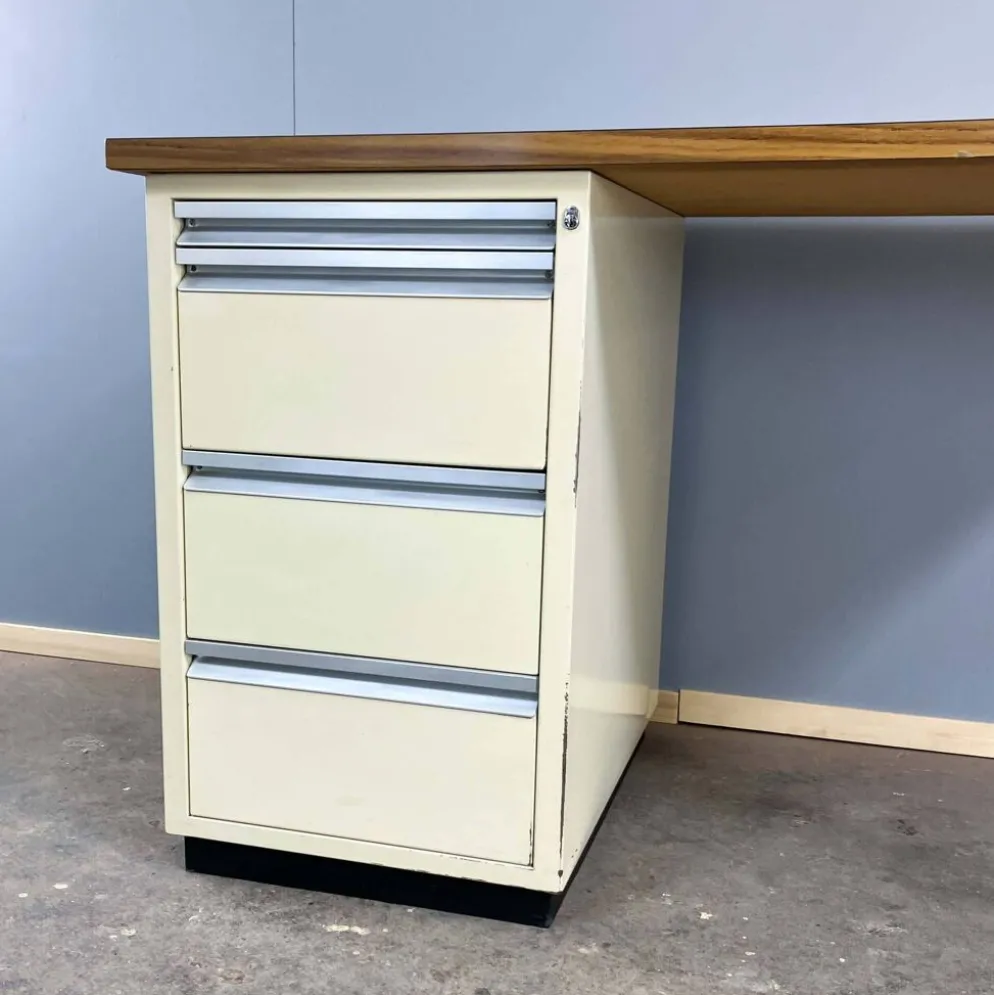 Bureau de médecin, métal laqué et aggloméré, années 1970