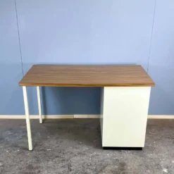 Bureau de médecin, métal laqué et aggloméré, années 1970