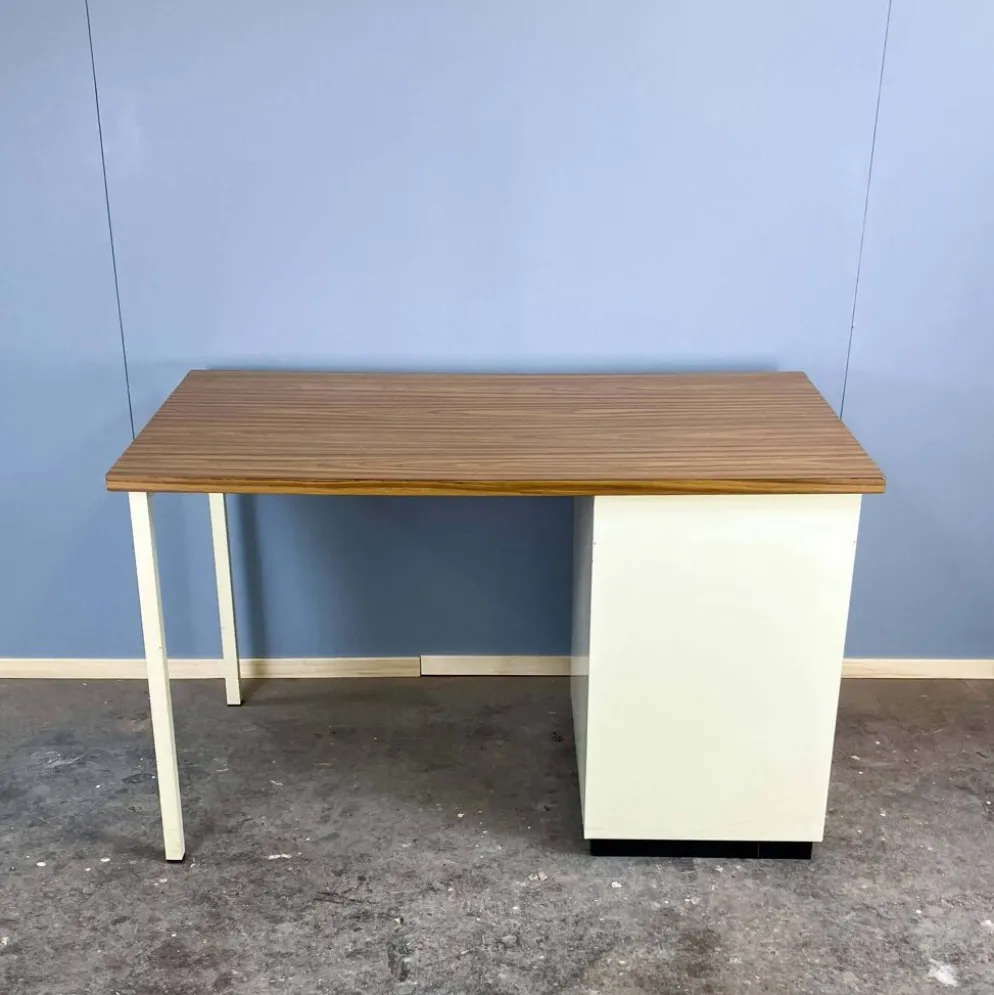 Bureau de médecin, métal laqué et aggloméré, années 1970