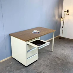 Bureau de médecin, métal laqué et aggloméré, années 1970
