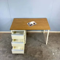Bureau de médecin, métal laqué et aggloméré, années 1970
