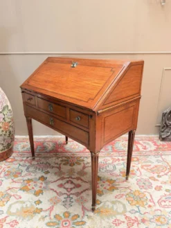 BUREAU DE PENTE DE MILIEU EN ACAJOU DE STYLE LOUIS XVI XIX EME SIÈCLE