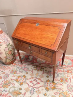 BUREAU DE PENTE DE MILIEU EN ACAJOU DE STYLE LOUIS XVI XIX EME SIÈCLE