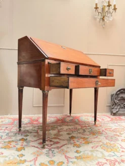 BUREAU DE PENTE DE MILIEU EN ACAJOU DE STYLE LOUIS XVI XIX EME SIÈCLE